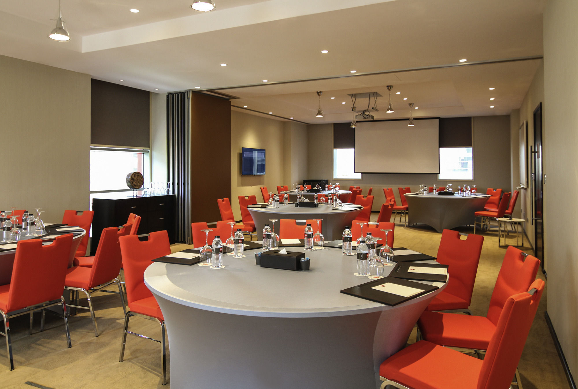 होटल Ibis One - World Trade Centre 3*