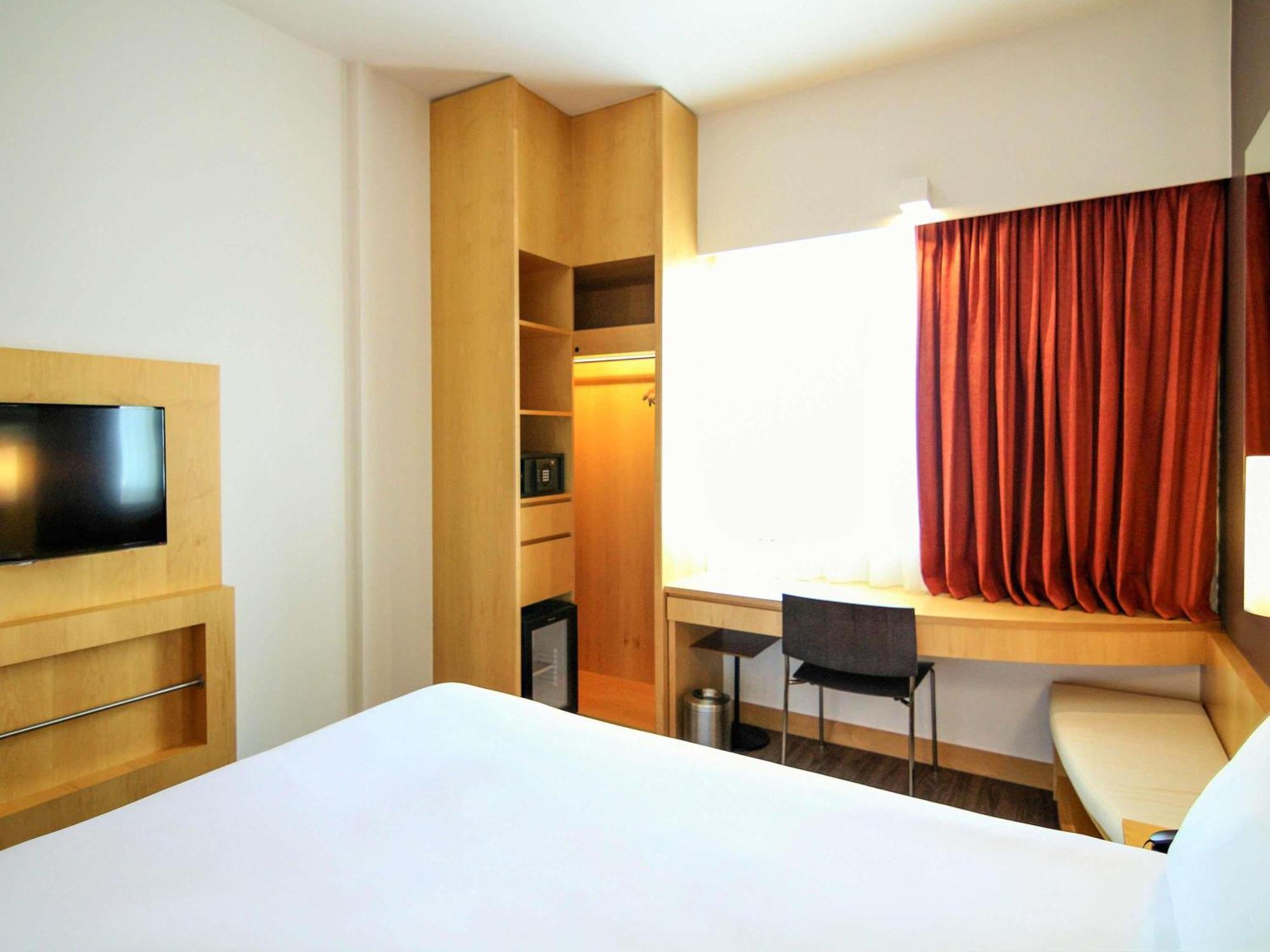 होटल Ibis One - World Trade Centre 3*